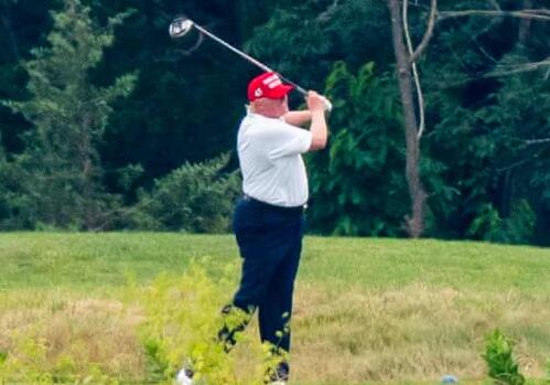 確診病例激增 特朗普還前往斯特林的私人高爾夫球場打高爾夫球