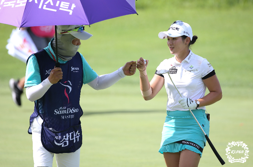 韓巡濟(jì)州三多水大師賽 李昭英（LEE So Young）與柳海蘭（RYU Hae Ran）同以65桿、低于標(biāo)準(zhǔn)桿7桿的表現(xiàn)領(lǐng)跑群雌，后者也是這項(xiàng)賽事的衛(wèi)冕冠軍