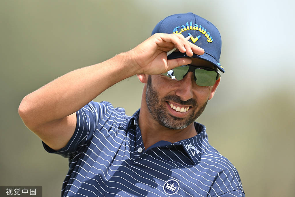 衛(wèi)冕冠軍安托內(nèi)-羅茲勒本輪打出6鳥2柏忌68桿（-4）暫居并列第8位